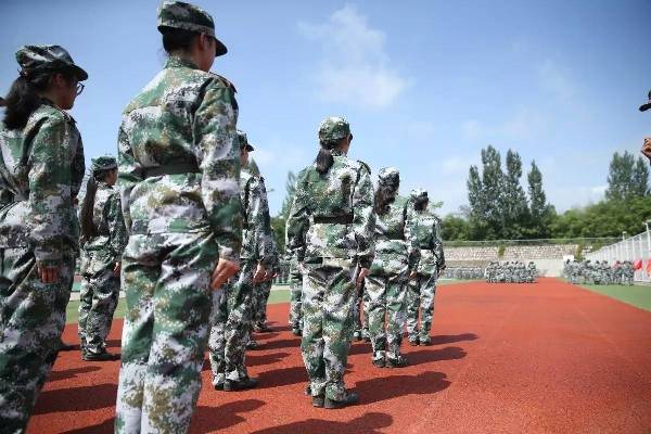 橡膠跑道上軍訓