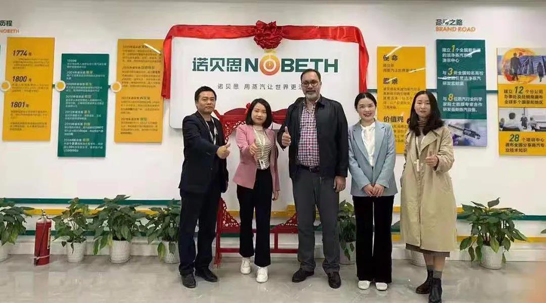 馬來西亞橡膠輪胎製造商於蒸汽發生器廠家與員工合影