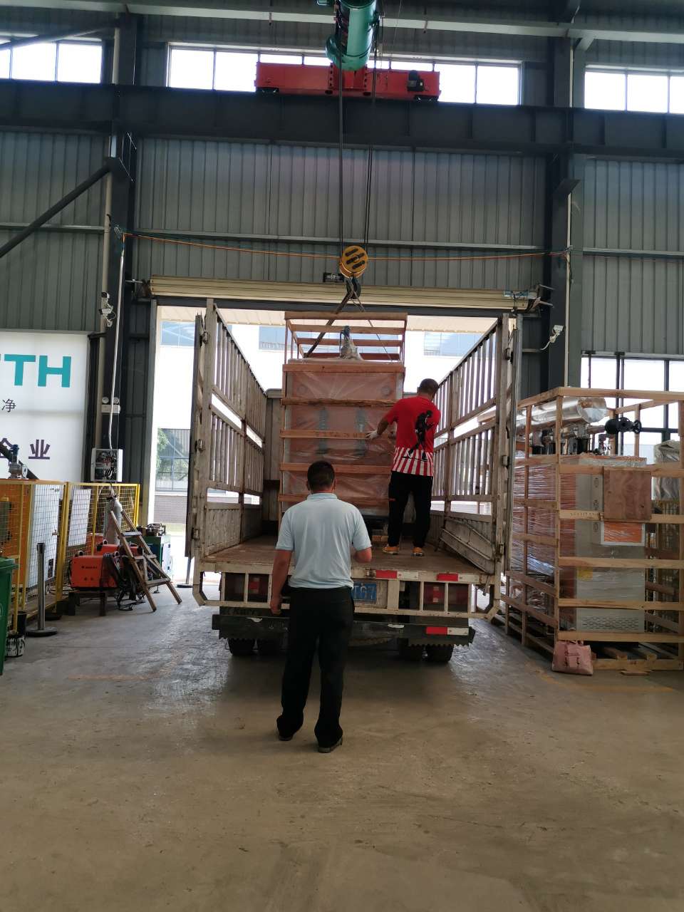 91免费视频网站的工作人員正在吊裝醫院用72kw電蒸汽發生器上車